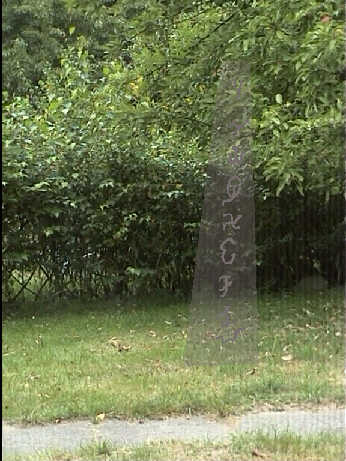 Obelisk im Garten